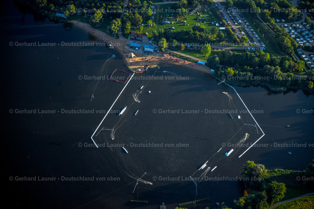 4051029 | ABSBERG 03.09.2021 Freizeitzentrum der Wasserski - Rennbahn " Wakepark Brombachsee " auf der Badehalbinsel in Absberg im Bundesland Bayern, Deutschland. Weiterführende Informationen bei: WAKEPARK BROMBACHSEE. // Leisure center of water skiing - racetrack " Wakepark Brombachsee " on island Badehalbinsel in Absberg in the state Bavaria, Germany. Further information at: WAKEPARK BROMBACHSEE. Foto: Gerhard Launer