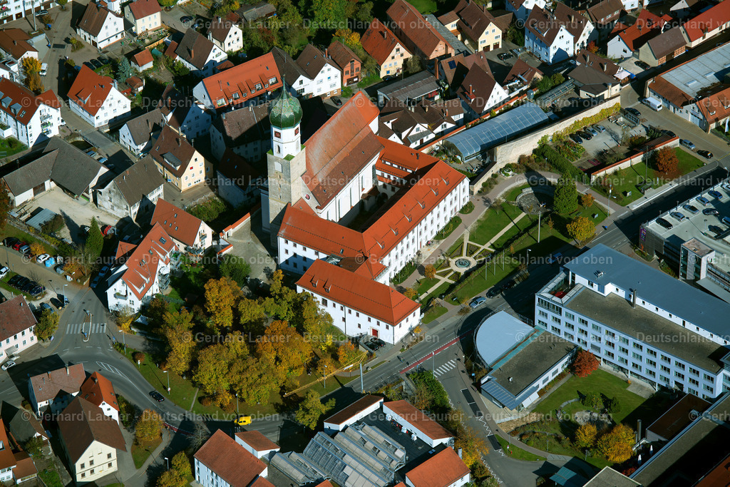 3704896 | EHINGEN (DONAU) 16.10.2017 Stadtzentrum im Innenstadtbereich mit der Liebfrauenkirche und dem Kulturzentrums Franziskanerkloster in Ehingen (Donau) im Bundesland Baden-Württemberg, Deutschland. // The city center in the downtown area with of Liebfrauenkirche and the Kulturzentrums Franziskanerkloster in Ehingen (Donau) in the state Baden-Wuerttemberg, Germany. Foto: Gerhard Launer