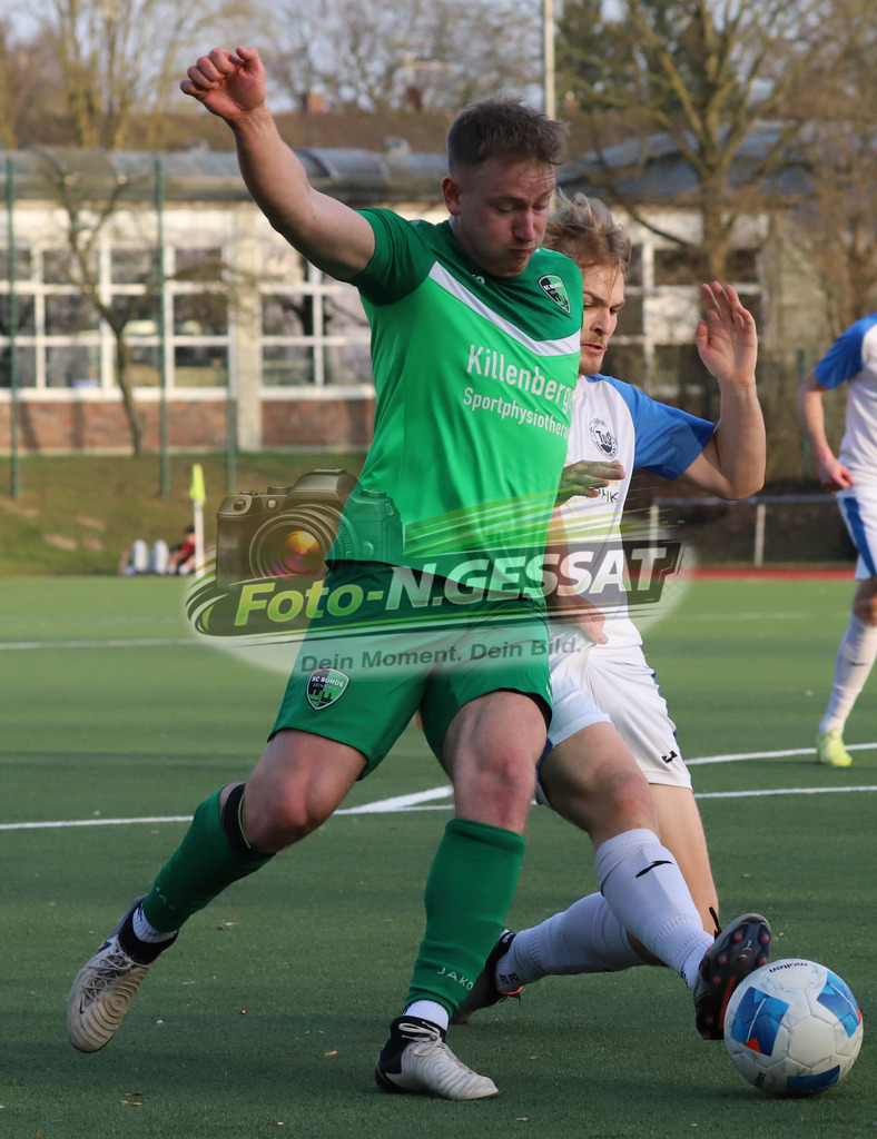 SC Bünde - TuS Brake | Auf dem Bild zu sehen: grün SC Bünde: Lukas Henning ; weiß TuS Brake: Noah TüscherSC Bünde, TuS Brake, Saison 25/26, Bezirksliga, Deutschland - Realisiert mit Pictrs.com