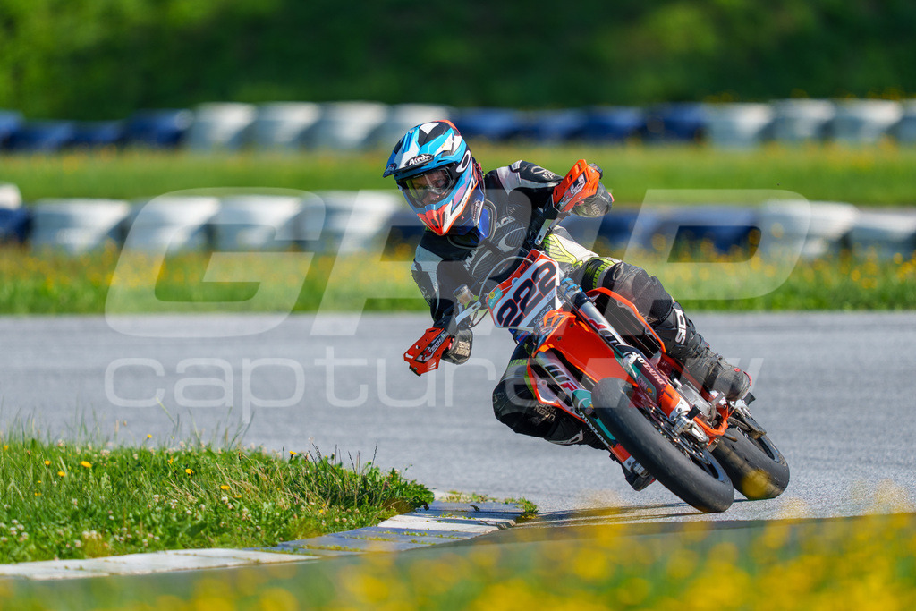 SuperMoto_Staatsmeisterschaft_Greinbach_134 | GRIPcapture steht für authentische Sportfotografie in Österreich – für Momente, die mehr sind als Geschwindigkeit oder Ergebnis. Es geht um Emotion, Spannung, Fokus und den Augenblick, der oft nur einen Wimpernschlag dauert.Ob Motorsport, Teamsport oder 