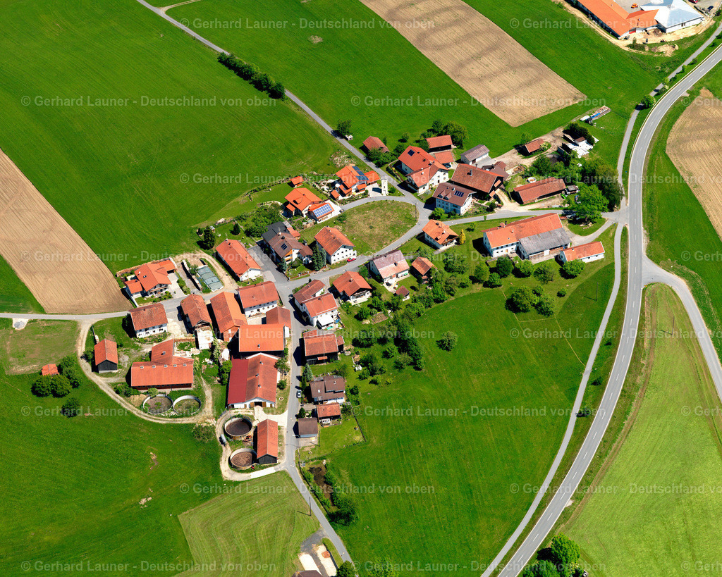 2724030 | WALDENREUT 19.05.2007 Landwirtschaftliche Nutzflächen und Feldgrenzen  umsäumen das Siedlungsgebiet des Dorfes in Waldenreut im Bundesland Bayern, Deutschland // Agricultural land and field boundaries surround the settlement area of the village  in Waldenreut in the state Bavaria, Germany Foto: Gerhard Launer