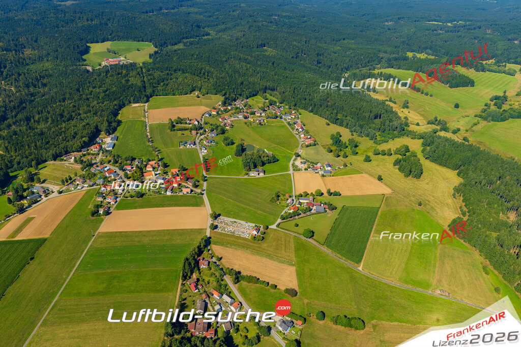 Klassische Luftaufnahme ohne Drohne zeigt:Neudorf bei Georgenberg - Die Luftbildaufnahme wurde 2025 vom UL-Flugzeug heraus erstellt ( keine Drohne ) - Hochauflösende Luftaufnahme -Nicht vergleichbar mit Google Maps oder Satelittenbilder- Die Geschenkidee !Mit Lizenz und Bildrechte bestellbar