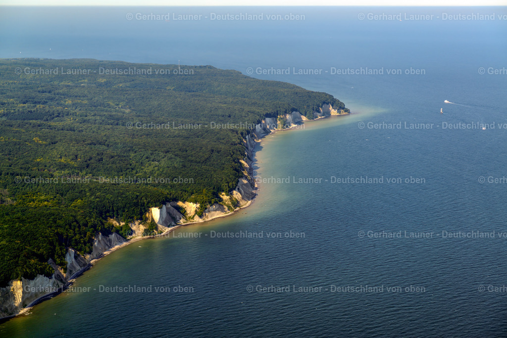 3621469 | SASSNITZ 2016 Blick auf die Kreideküste im Nationalpark Jasmund bei Sassnitz auf der Insel Rügen in Mecklenburg-Vorpommern. Der markante Felsvorsprung Königsstuhl befindet sich in der Umgebung der Stubbenkammer in dem seit 1990 bestehenden Nationalpark am Ufer zur Ostsee mit einem Buchenwald, der teilweise zum UNESCO-Welterbe gehört. // View of the chalk cliff coast in the National Park Jasmund near Sassnitz on the island Ruegen in Mecklenburg-West Pomerania. Foto: Gerhard Launer