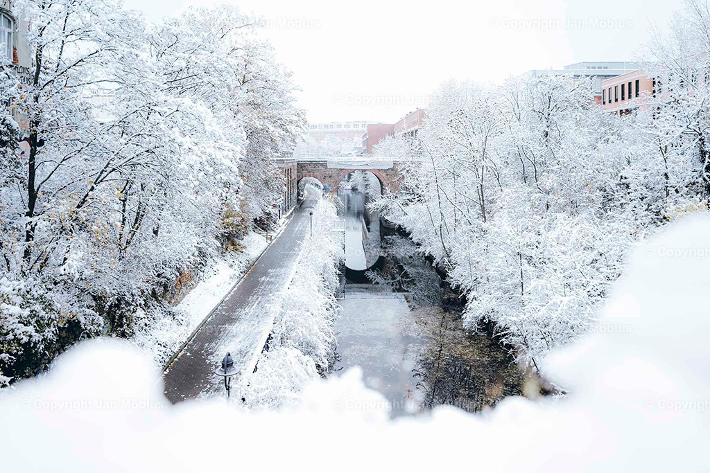 Karl-Heine-Kanal | Der Karl-Heine-Kanal ist einer der coolsten und atmosphärischsten Orte in Leipzig – perfekt für Urban Nature, Bootstouren, Spaziergänge, romantische Sonnenuntergänge und Szene-Vibes in Plagwitz/Lindenau. - Realisiert mit Pictrs.com
