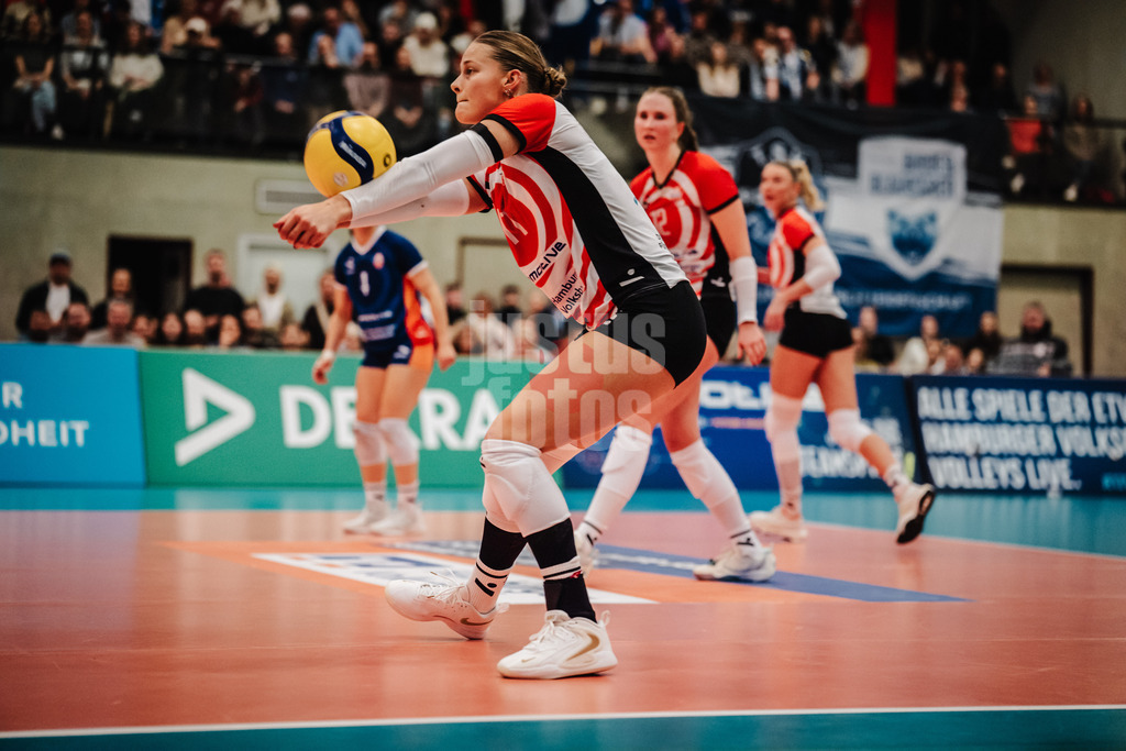 Volleyball | Frauen | Saison 2025/2026 | Volleyball Bundesliga | ETV Hamburger Volksbank Volleys vs. Binder Blaubären TSV Flacht | 06.12.2025 | Svea Frobel (#11, ETV Hamburger Volksbank Volleys) nimmt den Ball an