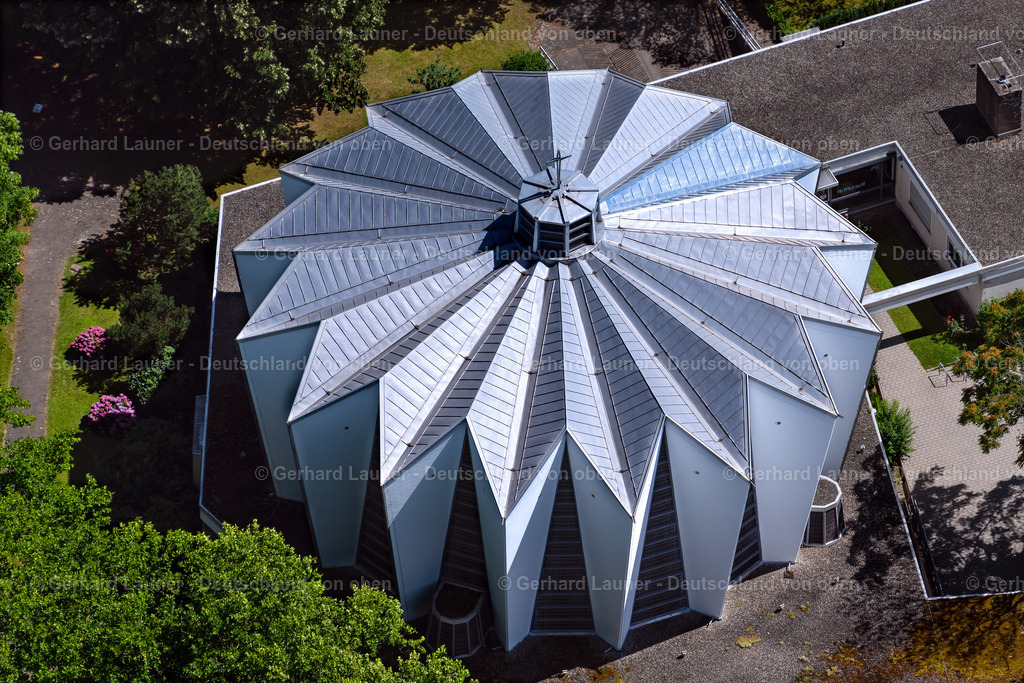 4033025 | FREIBURG IM BREISGAU 30.06.2020 Kirchengebäude der Katholische Pfarrgemeinde St. Albert in Freiburg im Breisgau im Bundesland Baden-Württemberg, Deutschland. Weiterführende Informationen bei: Römisch-Katholische Kirchengemeinde Freiburg Nordwest. // Church building of Katholische Pfarrgemeinde St. Albert in Freiburg im Breisgau in the state Baden-Wuerttemberg, Germany. Further information at: Roemisch-Katholische Kirchengemeinde Freiburg Nordwest. Foto: Gerhard Launer