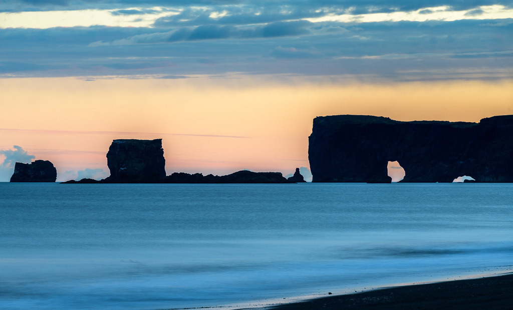island-2019-259 | Kap Dyrhólaey – die „Türhügelinsel“ – liegt westlich von Vik i Myrdal und markiert den südlichsten Punkt Islands. Die Spitze des Kaps bildet ein Felsentor, durch das Boote fahren können und das namensgebend wirkte. - Realisiert mit Pictrs.com