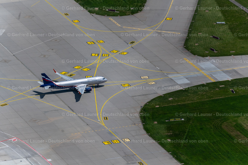 4046354 | FILDERSTADT 19.07.2021 Passagierflugzeug Airbus A320-200 der russischen Fluggesellschaft AEROFLOT mit der Kennung VQ-BSU beim Rollen auf dem Rollfeld und Vorfeld des Flughafen in Filderstadt im Bundesland Baden-Württemberg, Deutschland. Weiterführende Informationen bei: Aeroflot - Russian Airlines,  Flughafen Stuttgart GmbH. // Passenger aircraft Airbus A320-200 of the Russian airline AEROFLOT with the registration VQ-BSU taxiing on the tarmac and apron of the airport in Filderstadt in the state Baden-Wuerttemberg, Germany. Further information at: Aeroflot - Russian Airlines,  Flughafen Stuttgart GmbH. Foto: Gerhard Launer