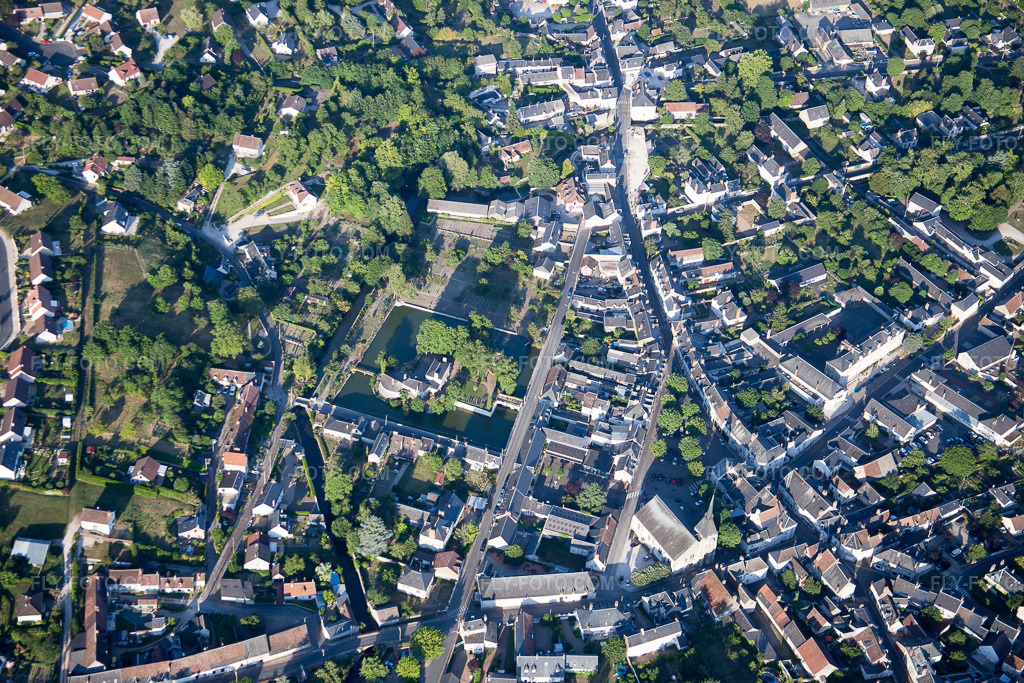 Aerial view: View of the town in Onzain in the state Loir et Cher, France.Photo: IMG_081203.jpg taken on 06/19/2015 by Werner Riehm/FLY-FOTO.comResolution of the original: 5472 x 3648 px