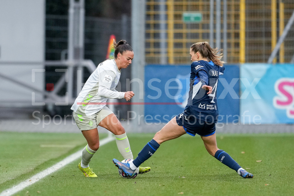 Fussball, Google Pixel Frauen-Bundesliga, TSG 1899 Hoffenheim - SV Werder Bremen | v.li.: Maja Sternad (Werder, 11), Lisann Kaut (TSG, 4), Zweikampf, Spielszene, Duell, duel, tackle, tackling, Dynamik, Action, Aktion, 01.02.2026, Sinsheim (Hoffenheim)  (Deutschland), Fussball, Google Pixel Frauen-Bundesliga, TSG 1899 Hoffenheim - SV Werder Bremen, DFB/DFL REGULATIONS PROHIBIT ANY USE OF PHOTOGRAPHS AS IMAGE SEQUENCES AND/OR QUASI-VIDEO., DIE DFB-RICHTLINIEN UNTERSAGEN JEGLICHE NUTZUNG VON FOTOS ALS SEQUENZBILDER UND/ODER VIDEOÄHNLICHE FOTOSTRECKEN. DFB REGULATIONS PROHIBIT ANY USE OF PHOTOGRAPHS AS IMAGE SEQUENCES AND/OR QUASI-VIDEO.