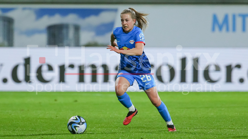 Fussball, Google Pixel Frauen-Bundesliga, VfL Wolfsburg - RB Leipzig | v.li.: Luca Maria Graf (RB Leipzig, 26) am Ball, Freisteller, Einzelbild, Ganzkörper, Aktion, Action, Spielszene, DIE DFB-RICHTLINIEN UNTERSAGEN JEGLICHE NUTZUNG VON FOTOS ALS SEQUENZBILDER UND/ODER VIDEOÄHNLICHE FOTOSTRECKEN. DFB REGULATIONS PROHIBIT ANY USE OF PHOTOGRAPHS AS IMAGE SEQUENCES AND/OR QUASI-VIDEO.