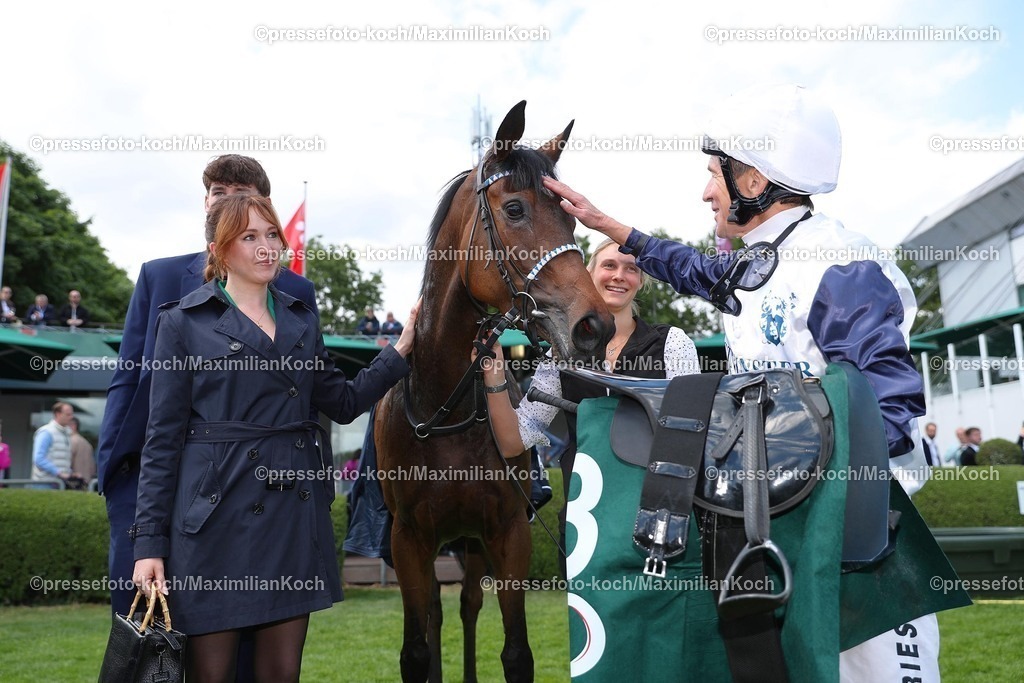 HAN18052599013 | Lady Charlotte siegt unter Adrie de Vries im Großer Preis der Burckhardt-Gruppe - Preis der Neuen Bult - Listenrennen am 18.05.2025 Renntag in Hannover. Copyright by Marc Ruehl - Veroeffentlichung nur gegen Honorar (zzgl.MwSt), Namensnennung und Beleg, Bank Routing Number: BIC GENODED1PAF, Bank Account Number: IBAN DE04 3706 2600 1201 6180 17, Steuer-Nr.: 203/5266/0306, Ust_Id_Nr.: De 122081417, Zur Gaulshuette 29, 50181 Bedburg, Phone: +49-(0)2272-83351, www.marcruehl.com, info@marcruehl.com, No Model Release, Abtretung von Persoenlichkeitsrechten der abgebildeten Person/Personen liegen nicht vor. Speichern in Bilddatenbanken oder Vervielfaeltigung ist ohne schriftliche Genehmigung nicht gestattet.