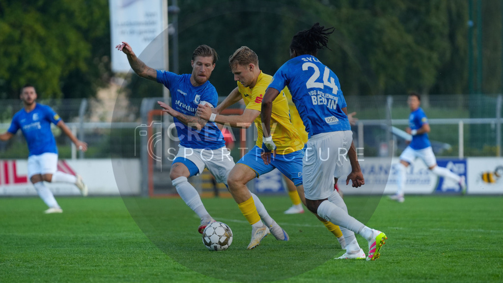 Fußball, Herren, Saison 2025/2026, Regionalliga Nordost, 6. Spieltag, FSV 63 Luckenwalde vs. VSG Altglienicke, Freitag 28.08.2025, Werner-Seelenbinder-Stadion Luckenwalde | Fußball, Herren, Saison 2025/2026, Regionalliga Nordost, 6. Spieltag, FSV 63 Luckenwalde vs. VSG Altglienicke, Freitag 28.08.2025, Werner-Seelenbinder-Stadion Luckenwalde, Im Bild: v.l. Philip Türpitz (Altglienicke), Fabio Schneider (Luckenwalde) und Sydney Mohamed Sylla (Altglienicke) - Realisiert mit Pictrs.com