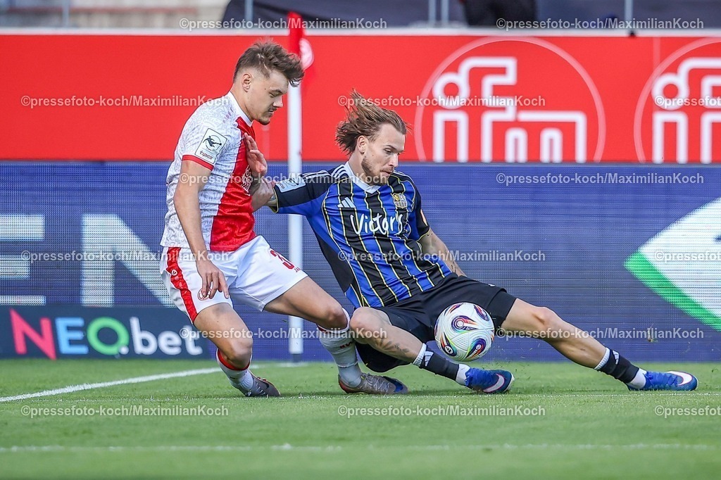 xKWIx26042601010 | 2026.04.26, xkwix, Fußball, 3.Liga, Rot-Weiss Essen - 1. FC Saarbrücken, Stadion an der Hafenstraße, 35.Spieltag, Saison 2025 / 2026: Niko Bretschneider (1. FC Saarbrücken #28) im Zweikampf gegen Jannik Hofmann (Rot-Weiss Essen #37) DFB regulations prohibit any use of photographs as image sequences and or quasi-video. Photo: xKamilxWilkowskixPressefotoKochx