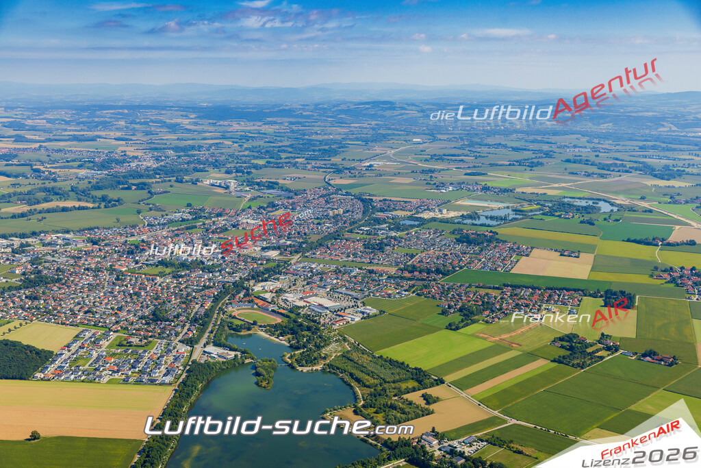 Luftaufnahme der Stadt Pocking - Die Luftaufnahme wurde 2025 vom UL-Flugzeug heraus erstellt ( keine Drohne ) - Hochauflösende Luftaufnahme - für professionelle Ausdrucke geeignet. Die Geschenkidee !Mit Lizenz und Bildrechte bestellbar
