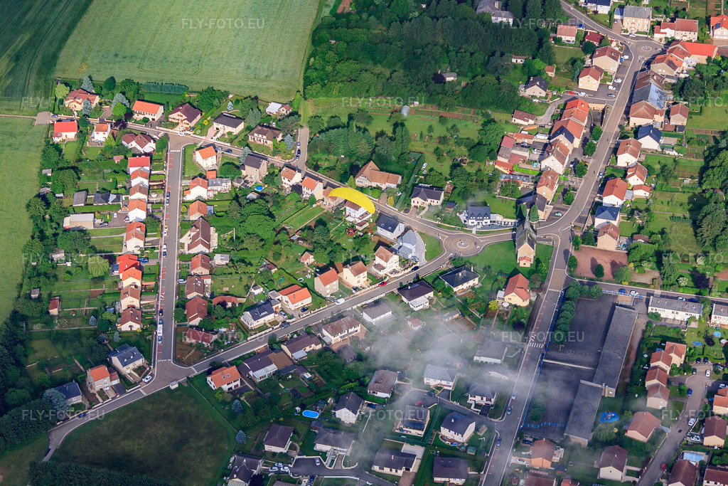 Vue aérienne: Quartier de Bure avec la rue des Castors et la Chapelle Notre Dame de Bure et à Tressange dans le département Moselle, France – .Photo: IMG_50552.jpg prise le 23/06/2012 par Werner Riehm/FLY-FOTO.eu – Résolution de l'original: 4752 x 3168 px