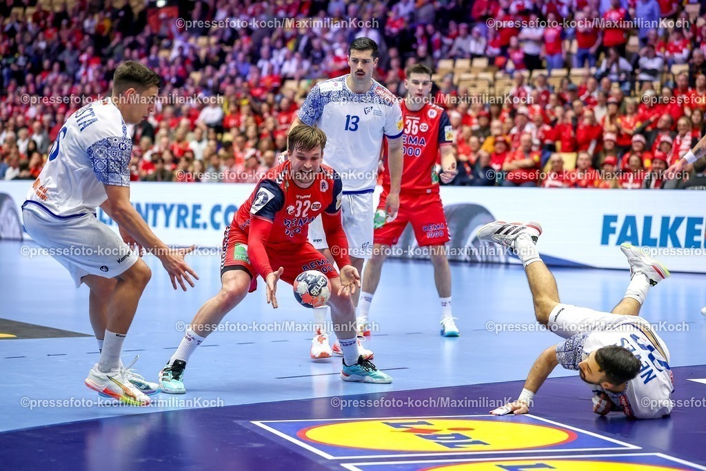 EHF26012601056 | 26.01.2026, Handball, Men's EHF EURO 2026, Norwegen - Portugal, Jyske Bank Boxen in Herning, Dänemark, Main Round:  Francisco Mota Costa (Portugal #26)  Rocha Nogueira (Portugal #13)  Miguel Jose Soares Neves (Portugal #20) verteidigen gegen  Thomas Alfred Solstad (Norway #32)