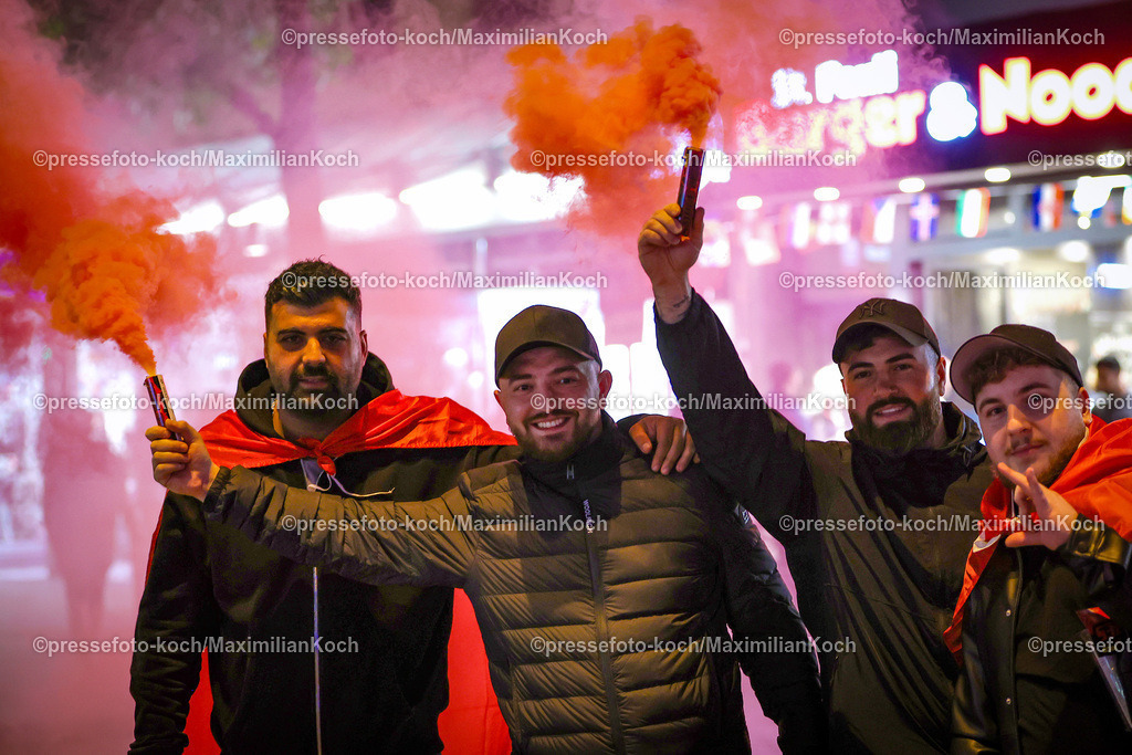 HHmx02072401020 | 02.07.2024, Hamburg, Tausende türkische Fans feiern nach dem Sieg der Türkei auf der hamburger Reeperbahn den Einzug ins Viertelfinale. Es werden jubelnd Rauchtöpfe, bengalos, Blinker, bengalisches Feuer und Feuerwerk gezündet. 