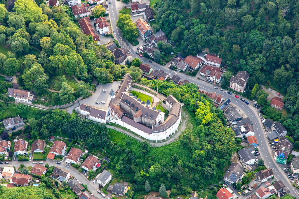 Luftbild: Schloß und Schloßpark im Ortsteil Schönberg in Bensheim im Bundesland Hessen in Deutschland. Foto: IMG_142716.jpg vom 19.07.2024 durch Werner Riehm/FLY-FOTO.de