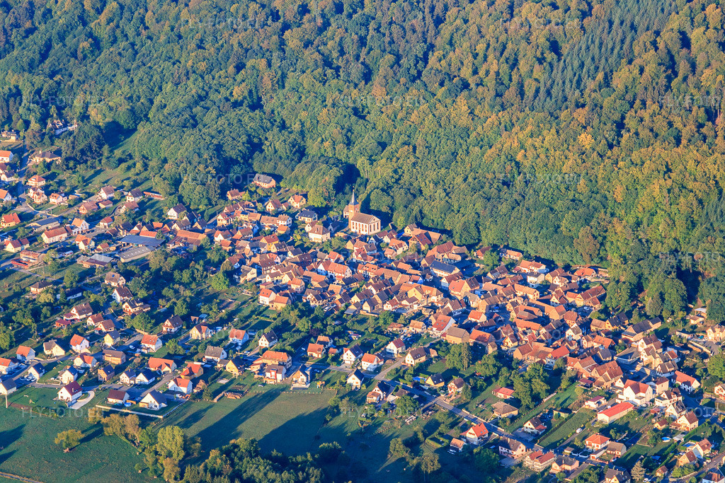 Vue aérienne: Vue de la ville depuis le nord-est à Ernolsheim-lès-Saverne dans le département Bas Rhin, France.Photo: IMG_111652.jpg prise le 16/09/2018 par Werner Riehm/FLY-FOTO.euRésolution de l'original: 5121 x 3414 px