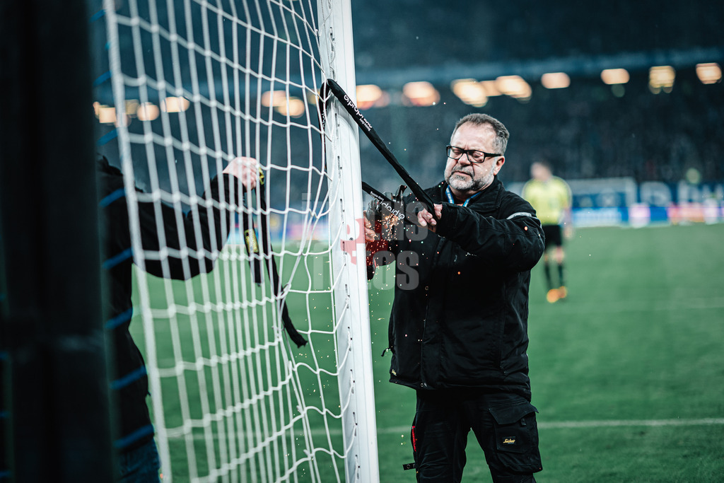Fußball | Männer | Saison 2023/2024 | 2. Fußball-Bundesliga | 21. Spieltag | Hamburger SV vs. Hannover 96 | 09.02.2024 | HSV Fans sabotieren das Spiel aus Protest mit Schlössern im Tor, die Groundkeeper rücken mit der Flex an