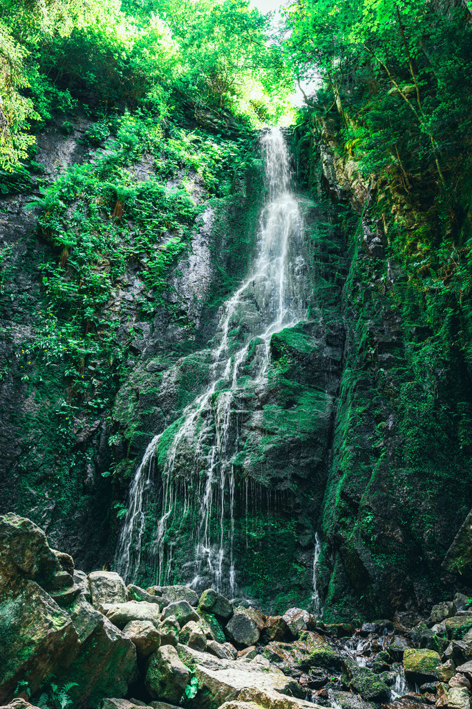 Burgbachwasserfall | Eine Aufnahme des Burgbachwasserfalls mit einfallendem Sonnenlicht.