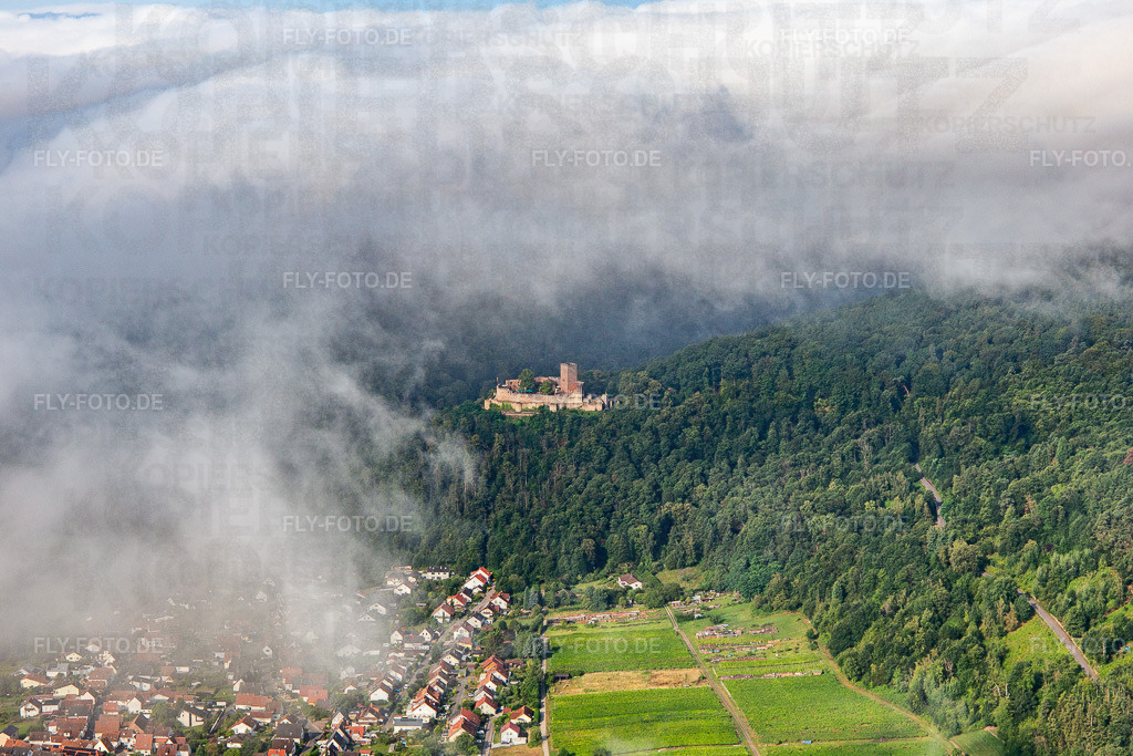 Burg Landeck am Morgen unter tiefen Wolken https://www.landeck-burg.de/ | Luftbild: Burg Landeck am Morgen unter tiefen Wolken https://www.landeck-burg.de/ in Klingenmünster im Bundesland Rheinland-Pfalz in Deutschland. Foto: IMG_142933.jpg vom 03.08.2024 durch ©2025 Werner Riehm fly-foto.de/copyright - Realisiert mit Pictrs.com