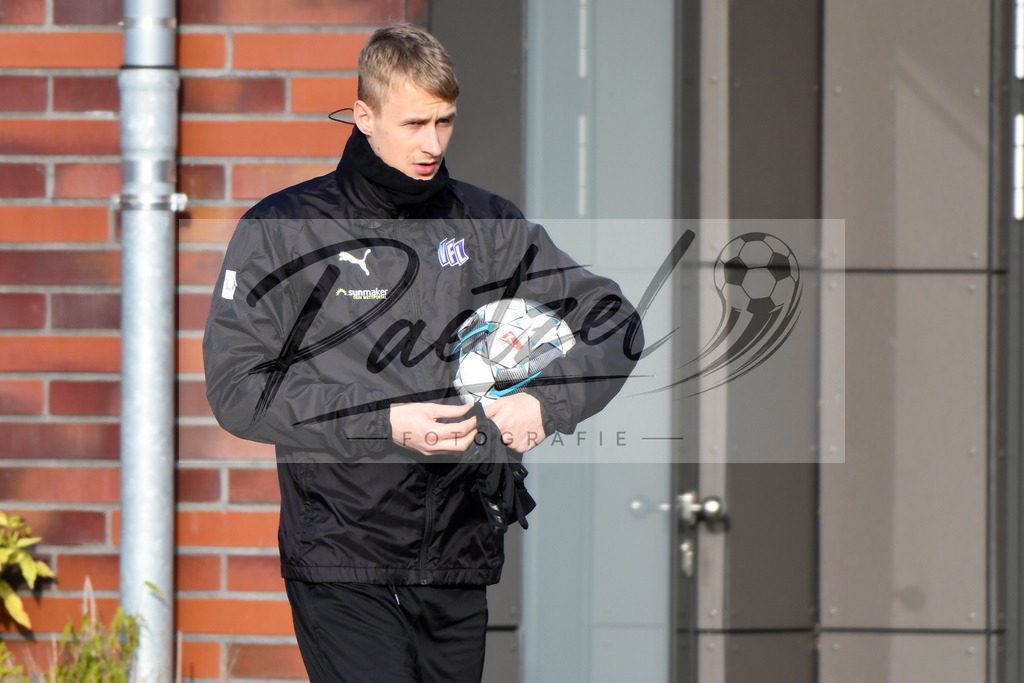 20200126_TRAOSN_0059 | Fußball, Herren: Lukas Gugganig (VfL Osnabrück) schaut beim Training des VfL Osnabrück am 26.01.2020 im Sportpark Illoshöhe in Osnabrück, Deutschland.(Foto von Nico Paetzel) - Realisiert mit Pictrs.com