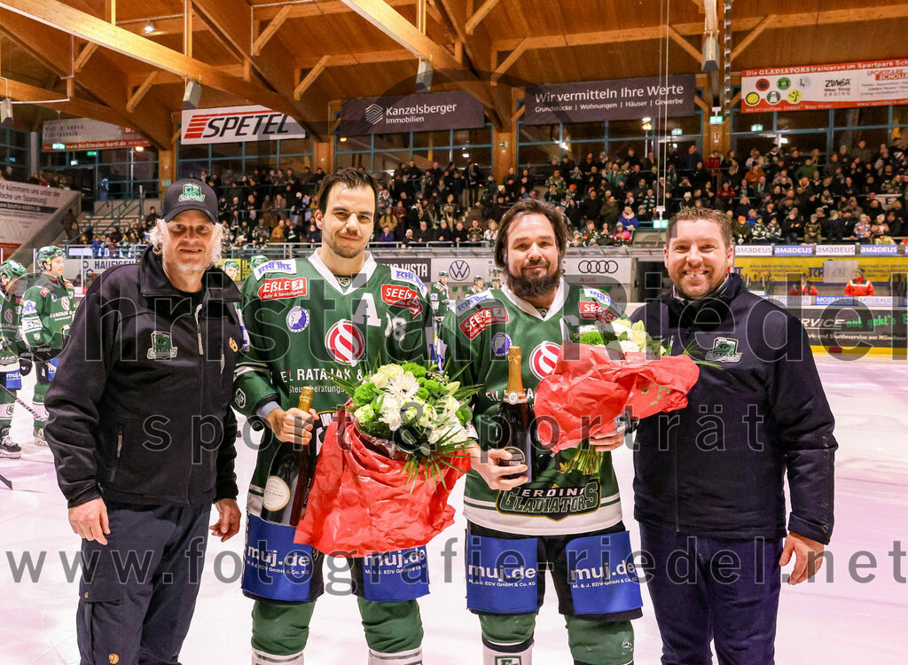 2024-02-02_016_TSV_Erding_gegen_ERSC_Amberg | Erding, Deutschland, 02.02.2024:
Eishockey, Bayernliga Vorrunde 2023 / 2024, 30. Spieltag, TSV Erding gegen ERSC Amberg, Endergebnis: 1:0

Daniel Krzizok (Erding Gladiators, #18), Rudolf Lorenz (Erding Gladiators, #91), David Whitney (Erding Gladiators)

Foto: Christian Riedel / fotografie-riedel.net