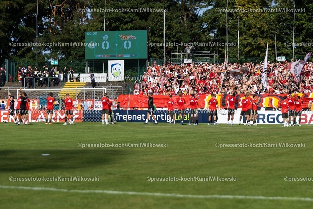 xkwix15082502082 | 15.08.2025, xkwix, Fußball, DFB-Pokal 1. Runde, FC Gütersloh - 1. FC Union Berlin, Ohlendorf Stadion im Heidewald: Spieler stimmen die Fans ein