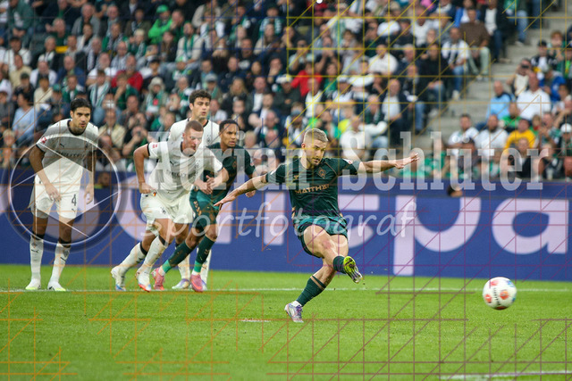 Borussia Mönchengladbach vs SV Werder Bremen - Bundesliga  | Mönchengladbach, Deutschland, 14.09.25:   Romano Schmid (SV Werder Bremen) erzielt das Tor zum 0:3 waehrend des Spiels der Bundesliga zwischen Borussia Mönchengladbach vs SV Werder Bremen im Stadion im Borussia Park(Foto von Brauer-Fotoagentur / Adrian Schlueter)