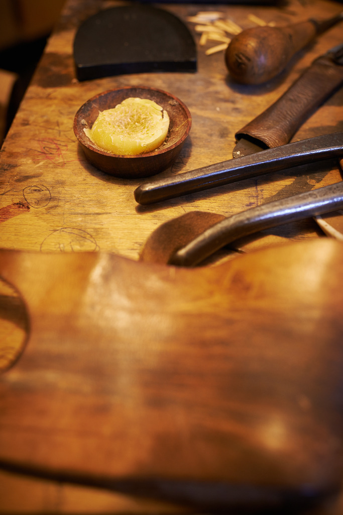 Werkzeug und Fett | Kernhof, Austria - February 01, 2014: Schuhmanufaktur Pfaffenlehner; Werkzeug und Fett auf einer Werkbank. - Realisiert mit Pictrs.com