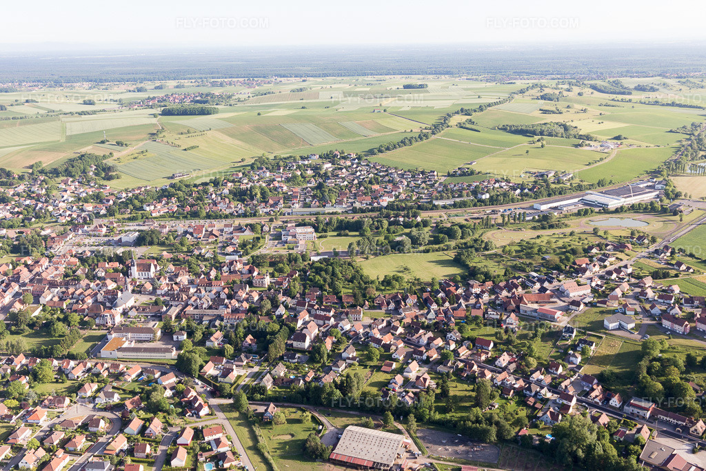 Aerial view: View of the town in Retschwiller in the state Bas-Rhin, France. – Photo: IMG_100770.jpg taken on 06/08/2017 by Werner Riehm/FLY-FOTO.com – Resolution of the original: 5472 x 3648 px