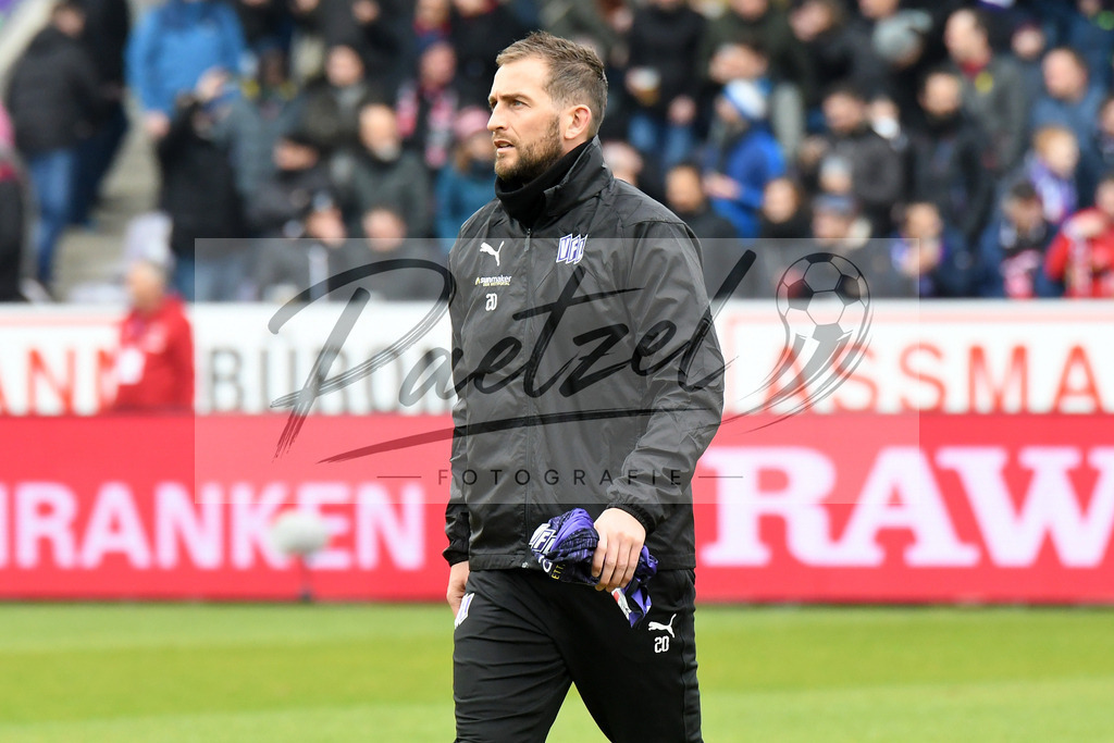 20200208_OSNFCN_0035 | Fußball, Herren: Marc Heider (VfL Osnabrueck) schaut waehrend des Spiels der 2. Bundesliga zwischen VfL Osnabrueck und 1. FC Nuernberg im Stadion an der Bremer Bruecke am 08.02.2020 in Osnabrueck, Deutschland.DFB / DFL REGULATIONS PROHIBIT ANY USE OF PHOTOGRAPHS AS IMAGE SEQUENCES AND/OR QUASI-VIDEO. - Realisiert mit Pictrs.com
