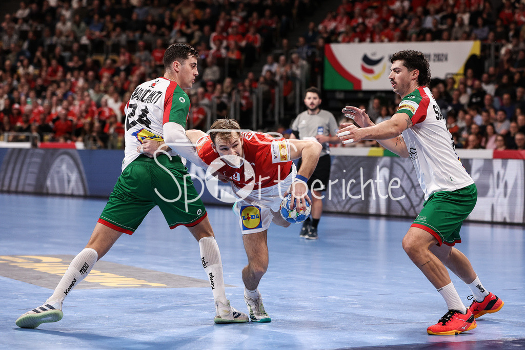 Dänemark - Portugal | v. l. Alexandre CAVALCANTI (POR #24), Mathias GIDSEL (DEN #19) und Salvador SALVADOR (POR #31) im Duell / Zweikampf