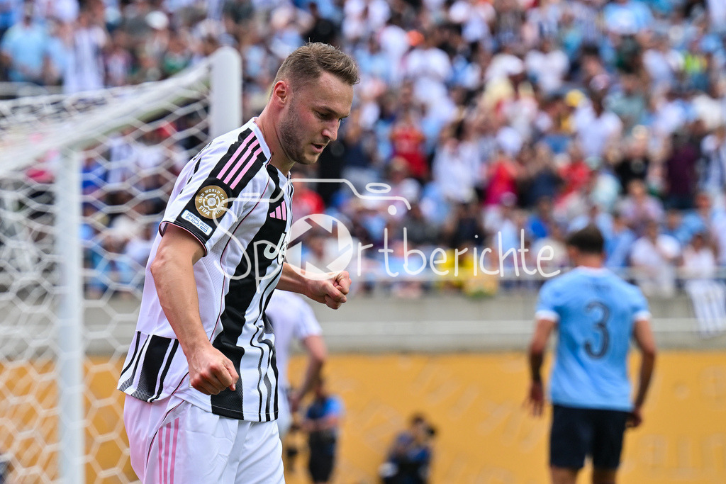 Juventus Turin - Manchester City | Jubel der Italiener nach dem Treffer zum 1-1 Ausgleich durch Teun KOOPMEINERS (Juventus Turin 8) / Tor / Torschuetze / Freude / Happy / FIFA Club World Cup: Juventus Turin - Manchester City, Camping World Stadium am 26.06.2025 / NOT FOR SALE IN USA