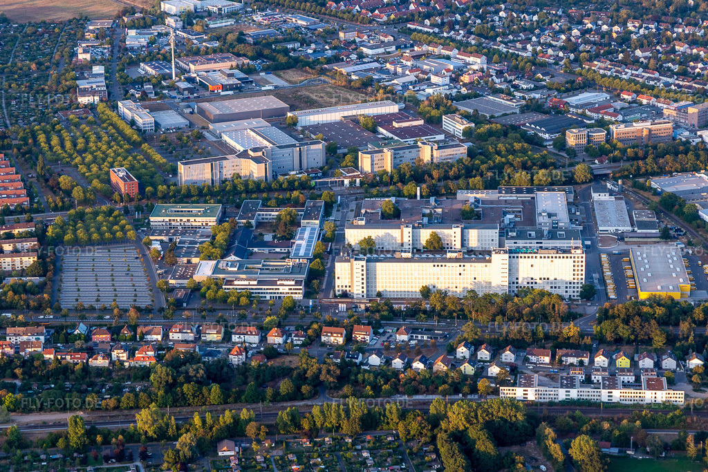 Luftbild: Siemens AG, Niederlassung Karlsruhe im Ortsteil Knielingen in Karlsruhe im Bundesland Baden-Württemberg in Deutschland. Foto: IMG_134065.jpg vom 21.08.2022 durch Werner Riehm/FLY-FOTO.deSiemens | Siemens