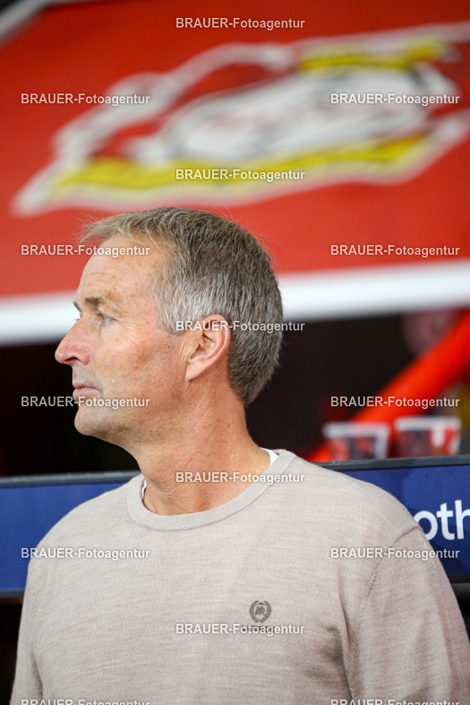 Bayer 04 Leverkusen vs Eintracht Frankfurt - Bundesliga  | Leverkusen, Deutschland, 12.09.25:   Trainer Kasper Hjulmand (Bayer 04 Leverkusen) schaut waehrend des Spiels der Bundesliga zwischen  Bayer 04 Leverkusen vs Eintracht Frankfurt in der BayArena(Foto von Brauer-Fotoagentur / Adrian Schlueter)