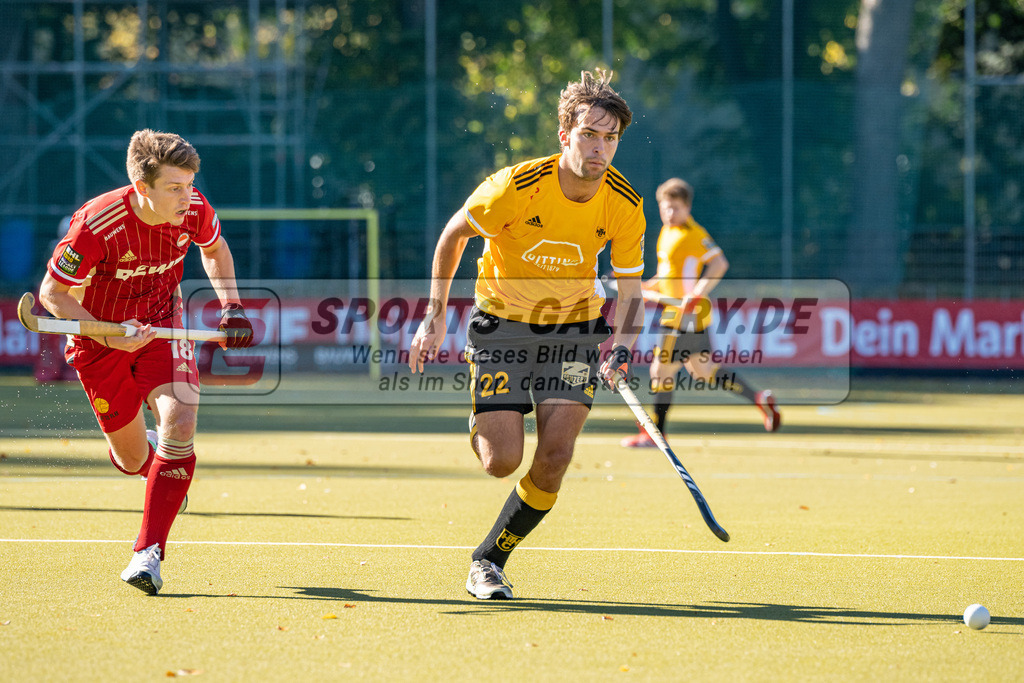 SFE_20221009_0057 | 1. Bundesliga Hockey Herren Rot-Weiss Köln - Harvestehuder THC am 09.10.2022 in Köln (KTHC Stadion Rot-Weiss Köln Tennis and Hockey Club), Photo: Stephan Fehrmann 2022 (Sports-Gallery),Maximilian Siegburg ( Rot-Weiss Köln #18 ) ,Niclas Schippan ( Harvestehuder THC #22)