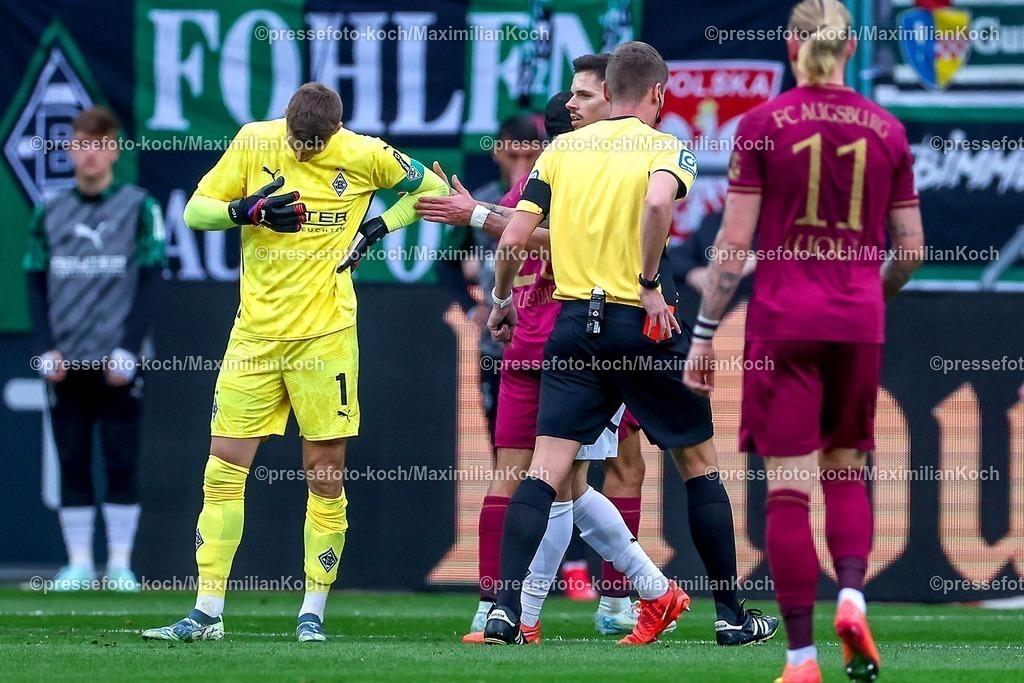 BMG21022501034 | 22.02.2025, Fußball, Borussia Mönchengladbach - FC Augsburg, 1. Fußball Bundesliga, Borussia-Park, Saison 2024 2025: Rote Karte und Platzverweis für Torwart Jonas Omlin (Mönchengl. #1). DFB regulations prohibit any use of photographs as image sequences and or quasi-video.
