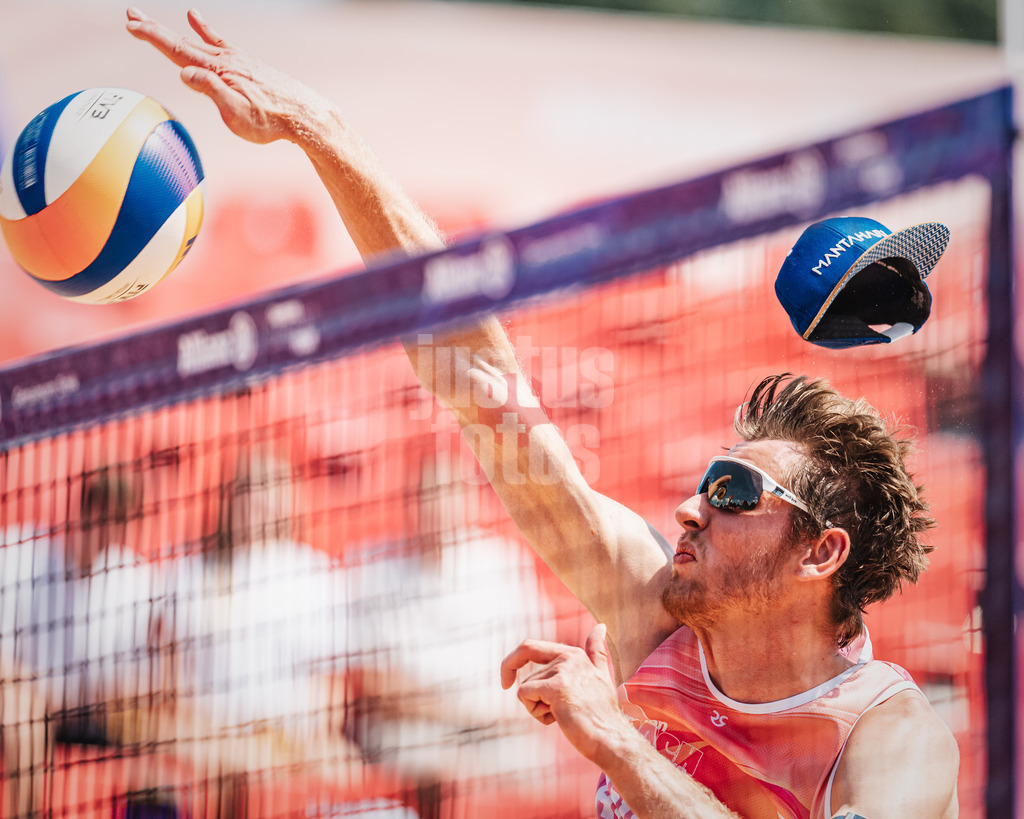 Beachvolleyball | Männer | German Beach Tour 2024 | Tourstop München | 19.07.2024 | Milan Sievers verliert beim Angriff seine Cap Mütze