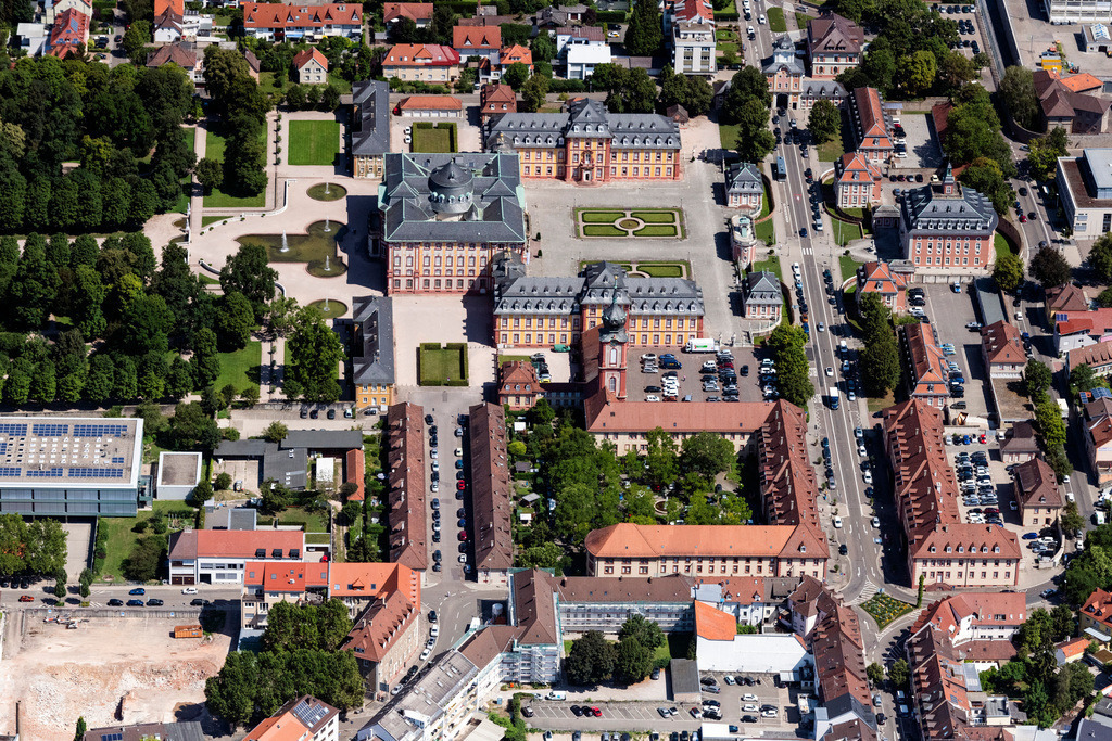 dr__0030978.jpg | BRUCHSAL 01.08.2019 Gebäudekomplex im Schloßpark von Barock Schloss Bruchsal in Bruchsal im Bundesland Baden-Württemberg. // Building complex in the park of the baroque castle Schloss Bruchsal in Bruchsal in the state Baden-Wuerttemberg. Foto: Daniel Reiter