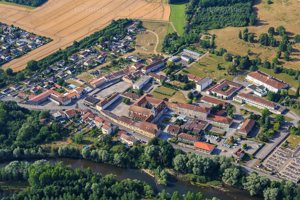Luftbild: IRR Pédiatrique - CMPRE UGECAM und Benediktinerkloster/Prieuré bénédictin in Flavigny-sur-Moselle im Bundesland Meurthe-et-Moselle in Frankreich.Foto: IMG_083113.jpg vom 11.07.2015 durch Werner Riehm/FLY-FOTO.deAuflösung des Originals: 5472 x 3648 px
