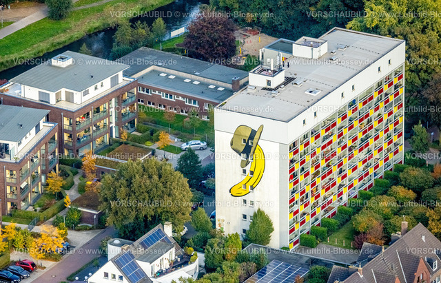 Goch241014507 | Luftbild, Neuseeland Goch Wohnanlage Wohnsiedlung Baugebiet und Neubau, Thomas Baumgärtel Künstler am Hochhaus mit Graffiti Banane und Beuys-Hut, Goch, Niederrhein, Nordrhein-Westfalen, Deutschland