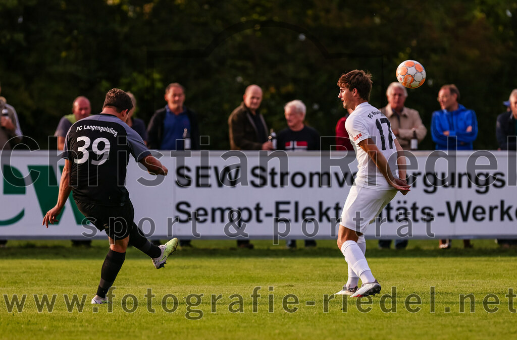 2023-08-08_130_FC_Moosinning_gegen_FC_Langengeisling | Moosinning, Deutschland, 08.08.2023:
Fußball, Bezirksliga Oberbayern Ost 2023 / 2024, 3. Spieltag, FC Moosinning gegen FC Langengeisling, Endergebnis: 0:4

Florian Rupprecht (FC Langengeisling, #39), Christian Reiser (FC Moosinning, #17)

Foto: Christian Riedel / fotografie-riedel.net