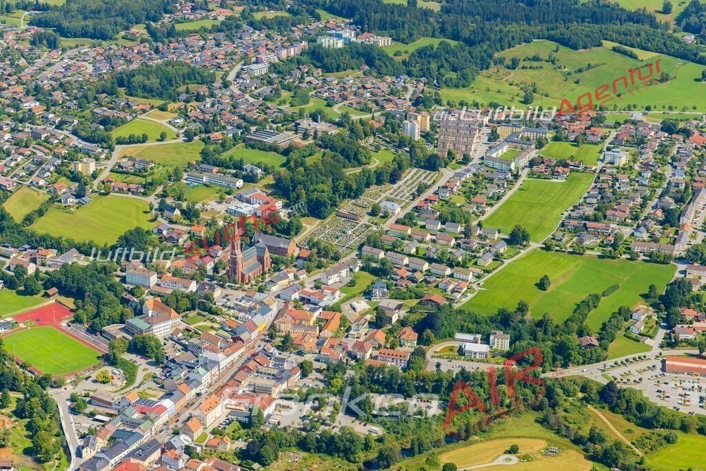 zwiesel-map-luftbild-5295-jahr-2025 | Luftaufnahme von Zwiesel Vs Google Maps- Die Luftaufnahme wurde 2025 vom UL-Flugzeug heraus erstellt ( keine Drohne ) - Hochauflösende Luftaufnahme - für professionelle Ausdrucke geeignet. Die Geschenkidee !Mit Lizenz und Bildrechte bestellbar