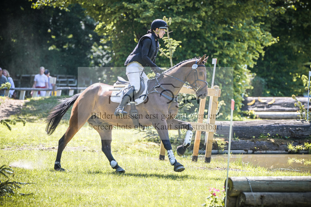 DOS_5325 | Entdecke hochwertige Reitturnierfotos von Foto Oger. Professionell, emotional und authentisch – jetzt Lieblingsmomente im Shop bestellen.Deutschlandweite Turnierfotografie. - Realisiert mit Pictrs.com