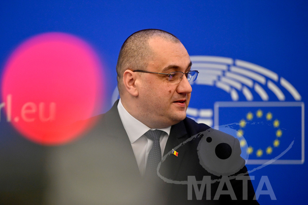 _DWI0018 | Politiker Cristian Terhes bei einer Pressekonferenz zum Thema ' Alarmierende Statistiken zu den Folgen des COVID-Lockdowns' im Europäischen Parlament. Straßburg, 18.01.2023 - Realisiert mit Pictrs.com