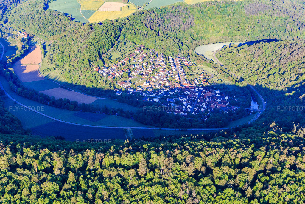 Luftbild: Ortsansicht aus Osten in einer Tauberschleife im Ortsteil Waldenhausen in Wertheim im Bundesland Baden-Württemberg in Deutschland. Foto: IMG_146670.jpg vom 11.05.2025 durch Werner Riehm/FLY-FOTO.de