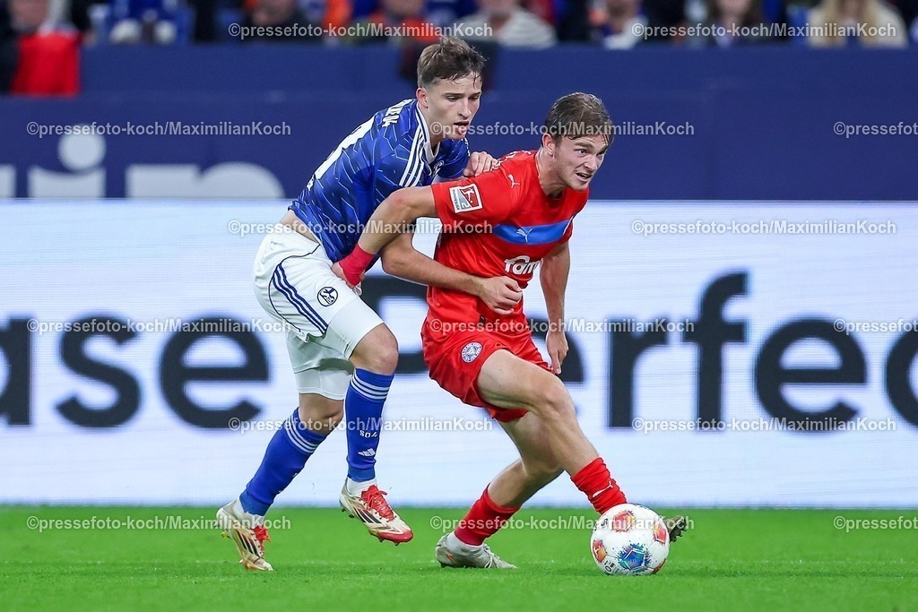 S0413092501142 | 13.09.2025, Fußball, FC Schalke 04 - Holstein Kiel, 5.Spieltag, 2. Fußball Bundesliga, Veltins-Arena Gelsenkirchen, Saison 2025 2026: Vitalie Becker (Schalke04 #33) im Zweikampf gegen  Magnus Knudsen (Holstein Kiel #24) DFB regulations prohibit any use of photographs as image sequences and or quasi-video.
